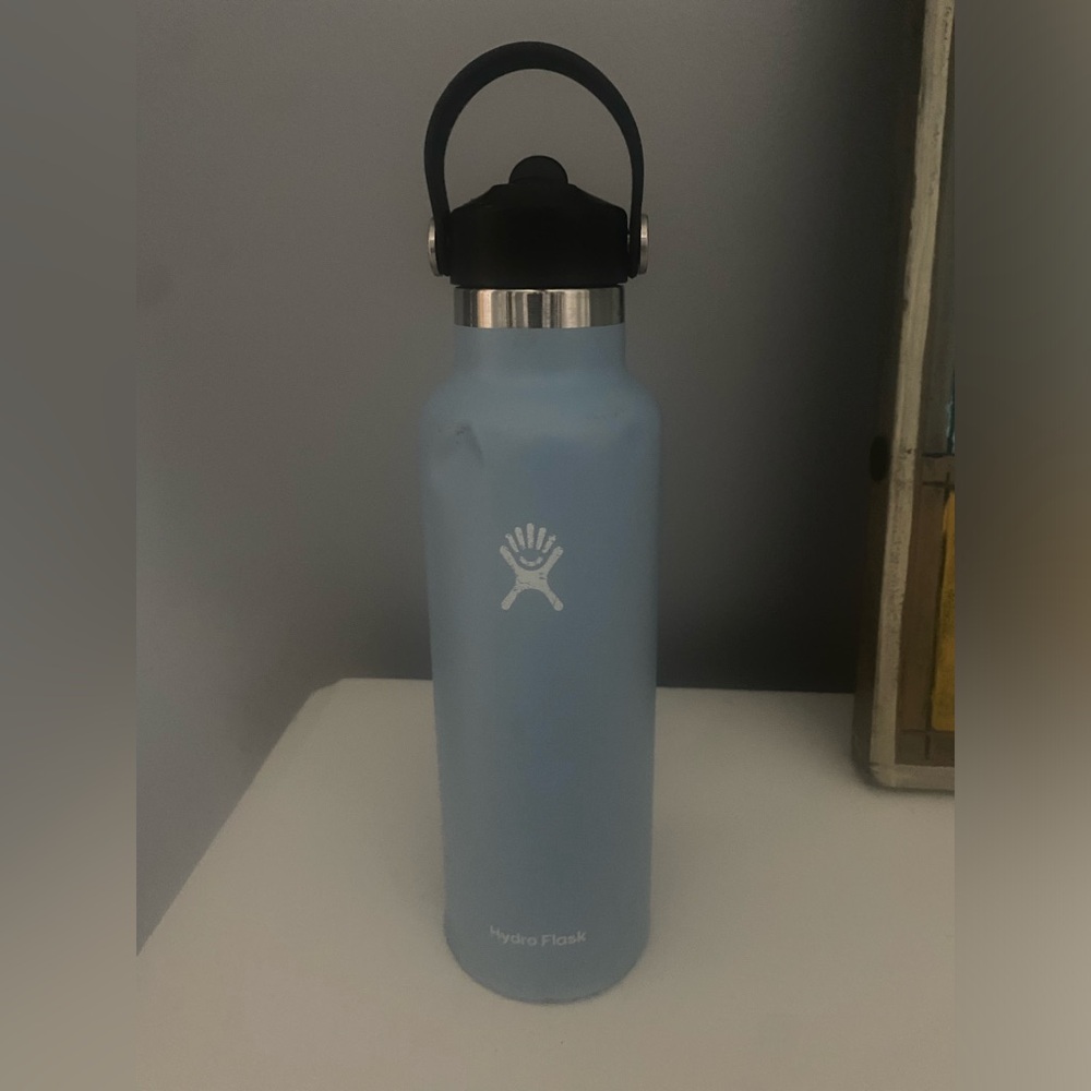blue 21oz hydro flask.